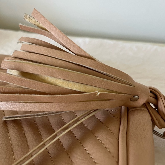 Dream Pairs EUC Nude kitten heel pumps with small handbag. - Picture 10 of 14